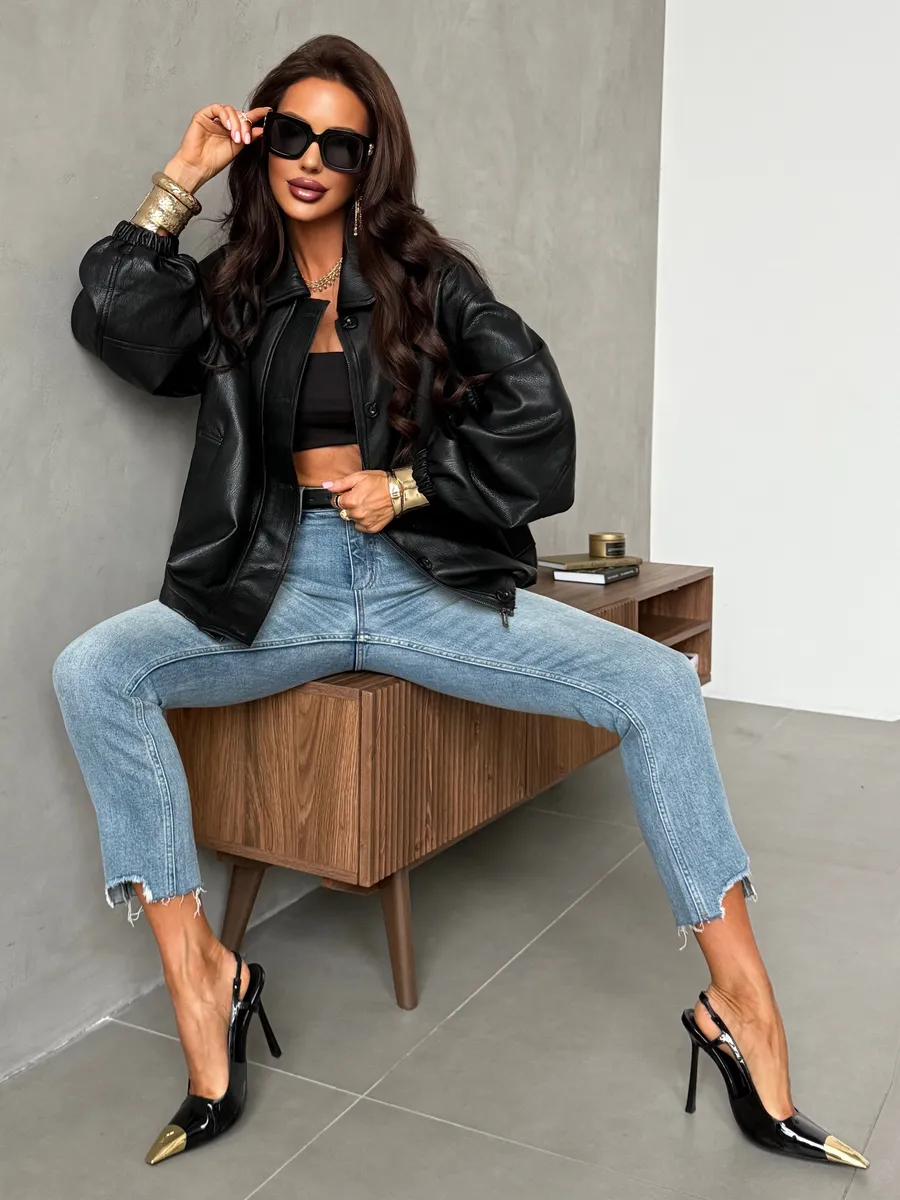 Черная куртка-бомбер из экокожи