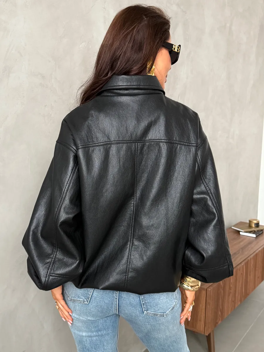 Черная куртка-бомбер из экокожи