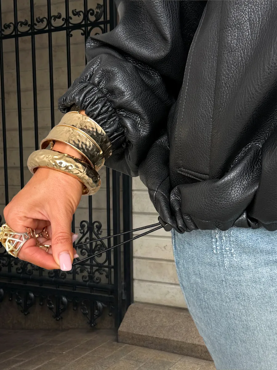 Черная куртка-бомбер из экокожи