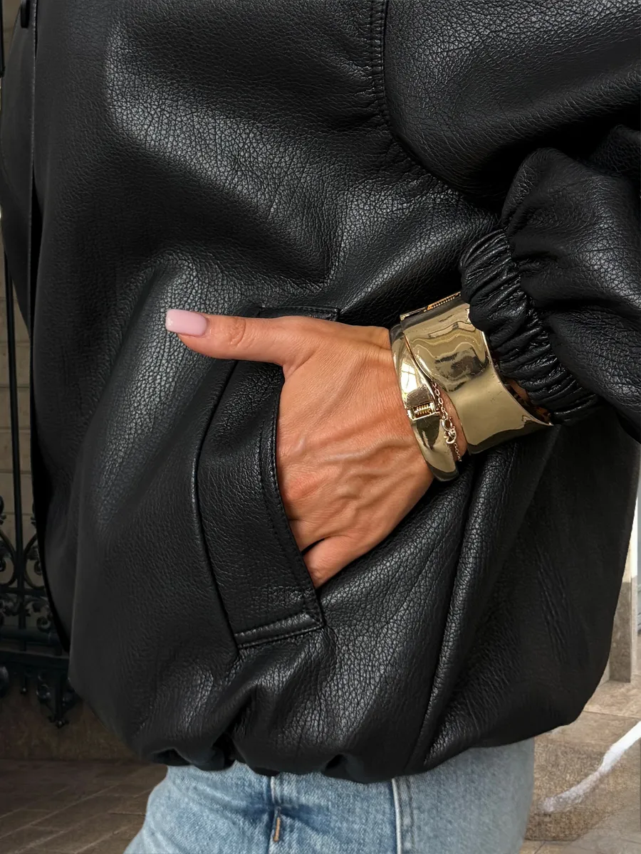 Черная куртка-бомбер из экокожи