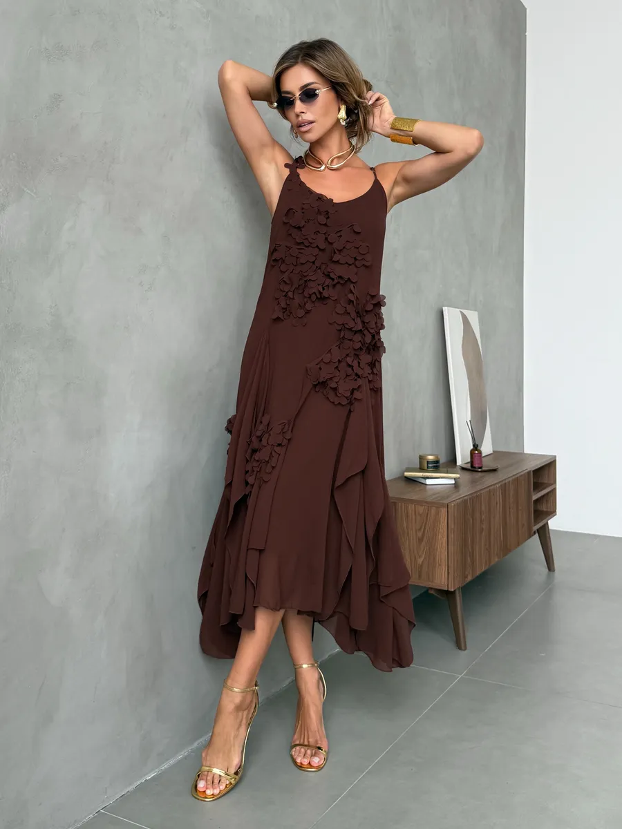 Коричневое летнее легкое платье праздничное длинное с цветами