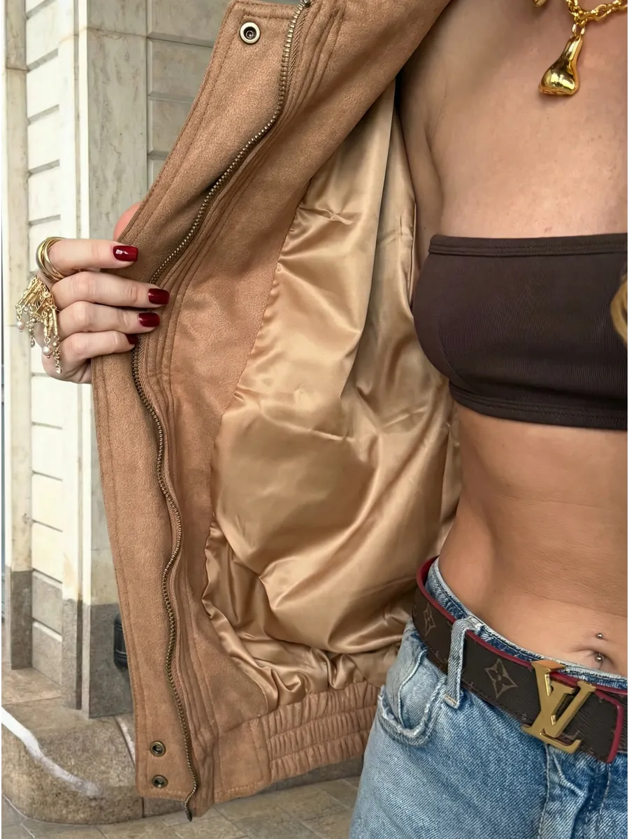 Бежевая куртка демисезонная бомбер замшевая