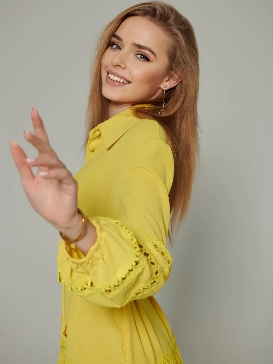 Желтое платье женское с поясом весеннее