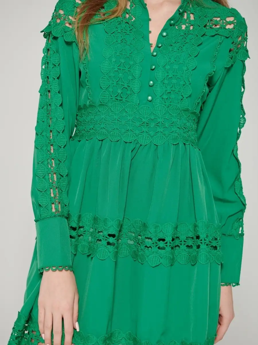 Зеленое платье женское яркое весеннее хлопковое гипюровое
