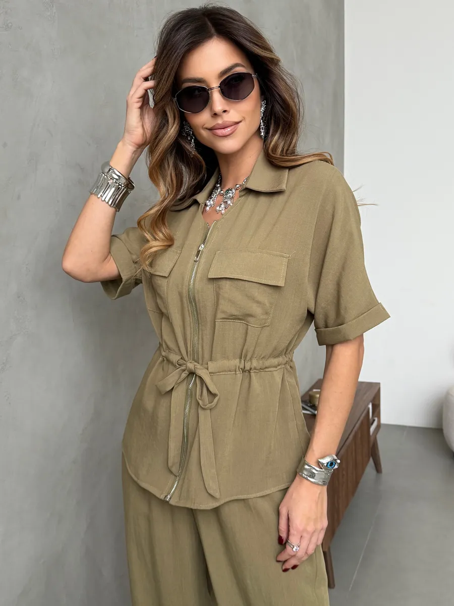 Хаки костюм с брюками палаццо и рубашкой на молнии