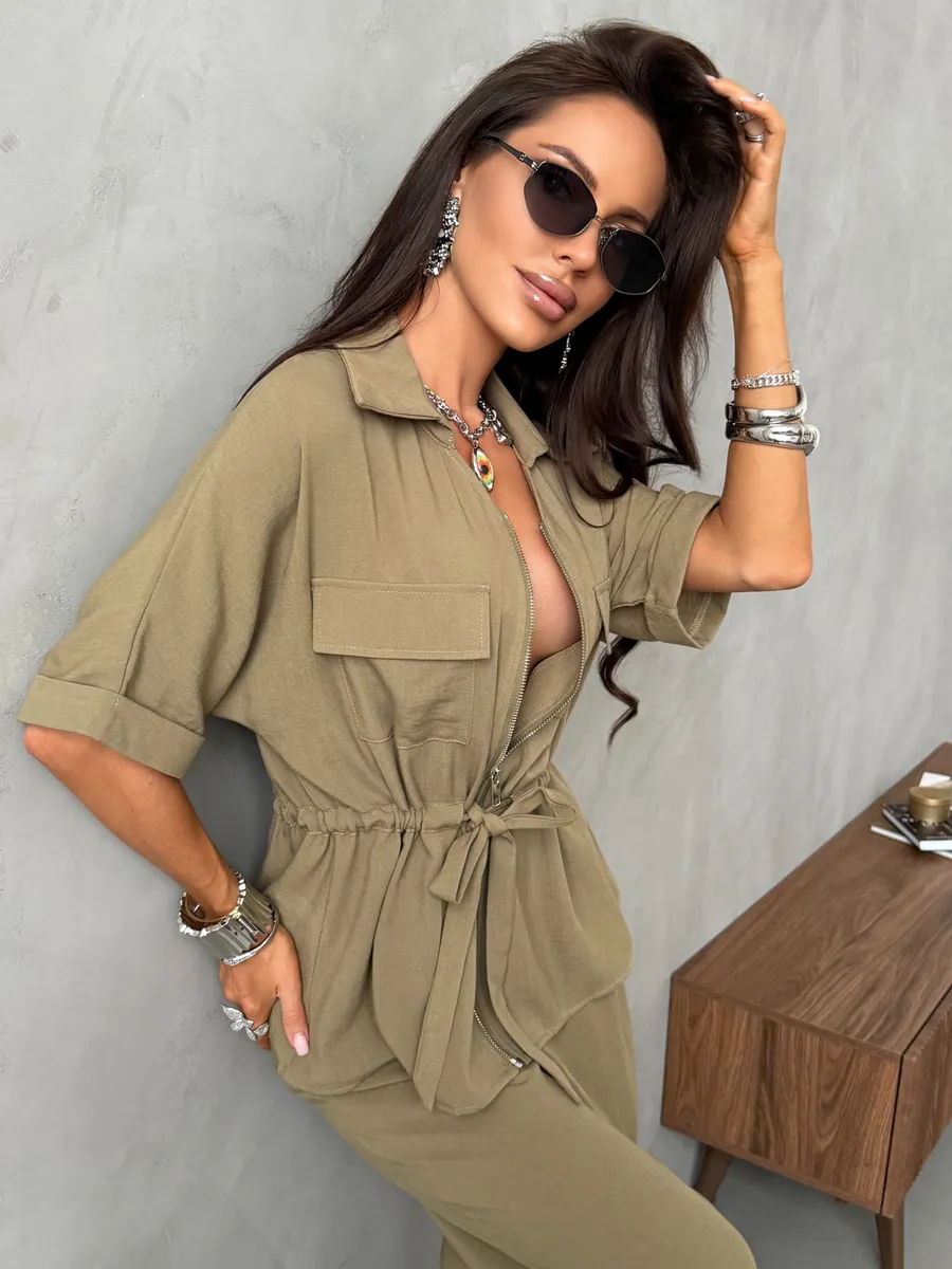 Хаки костюм с брюками палаццо и рубашкой на молнии