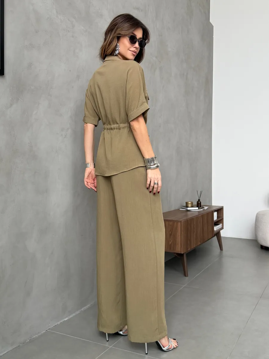 Хаки костюм с брюками палаццо и рубашкой на молнии