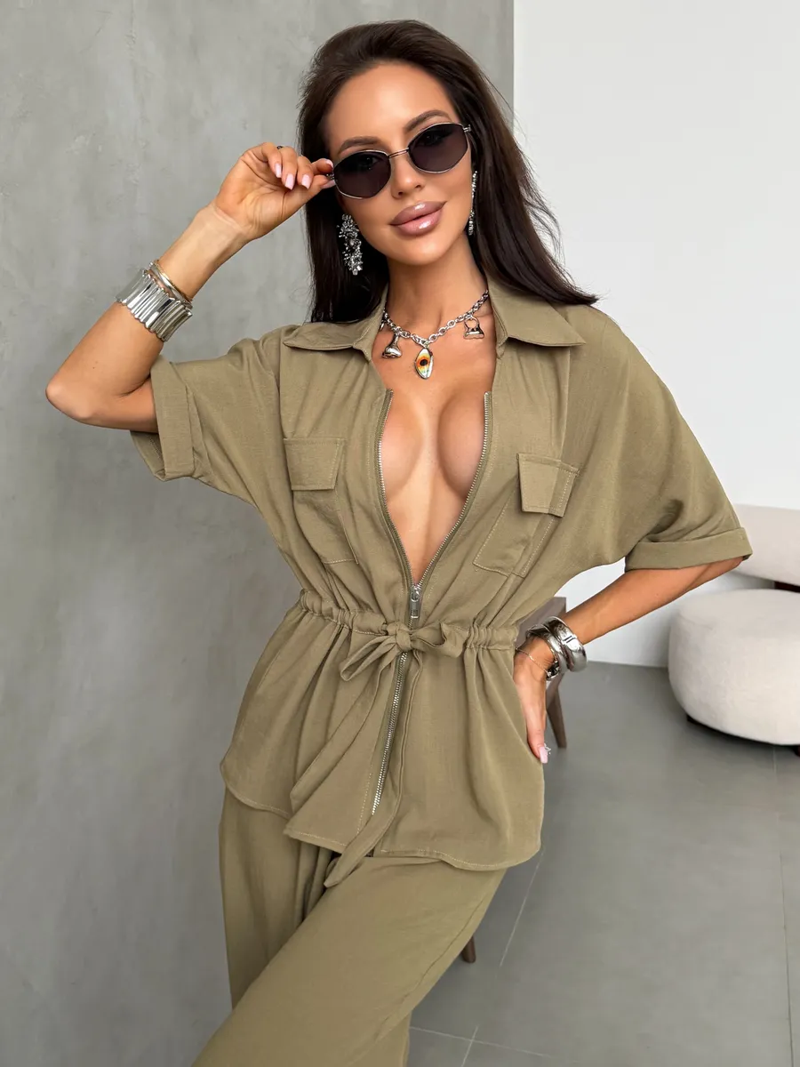 Хаки костюм с брюками палаццо и рубашкой на молнии