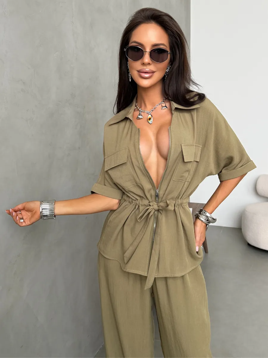 Хаки костюм с брюками палаццо и рубашкой на молнии