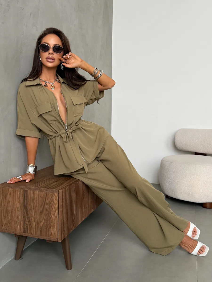 Хаки костюм с брюками палаццо и рубашкой на молнии