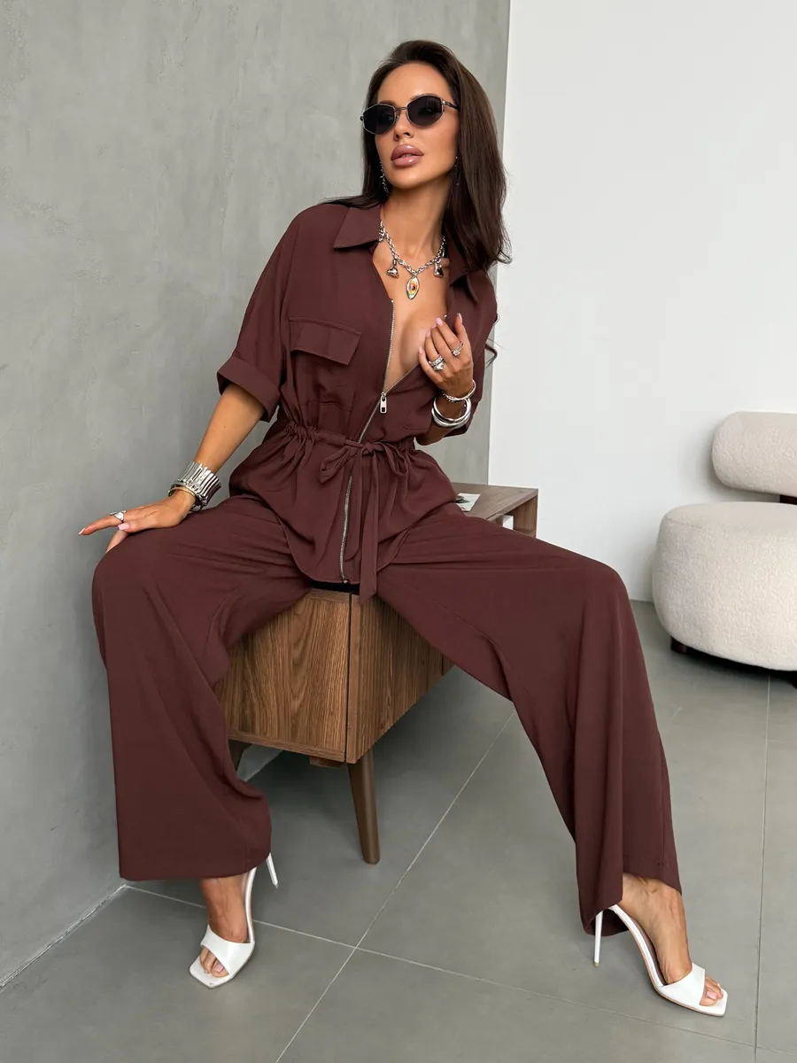 Коричневый костюм с брюками палаццо и рубашкой на молнии