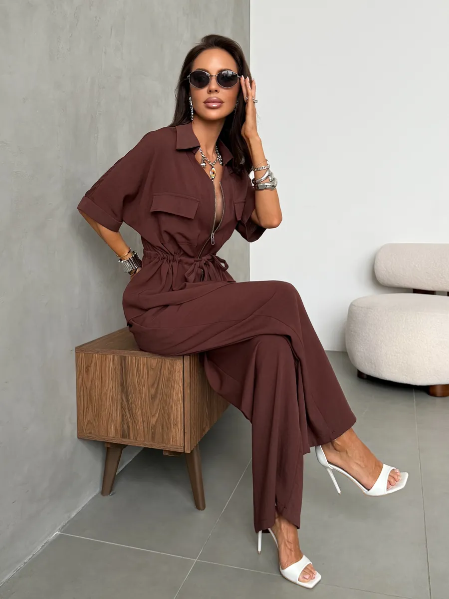 Коричневый костюм с брюками палаццо и рубашкой на молнии