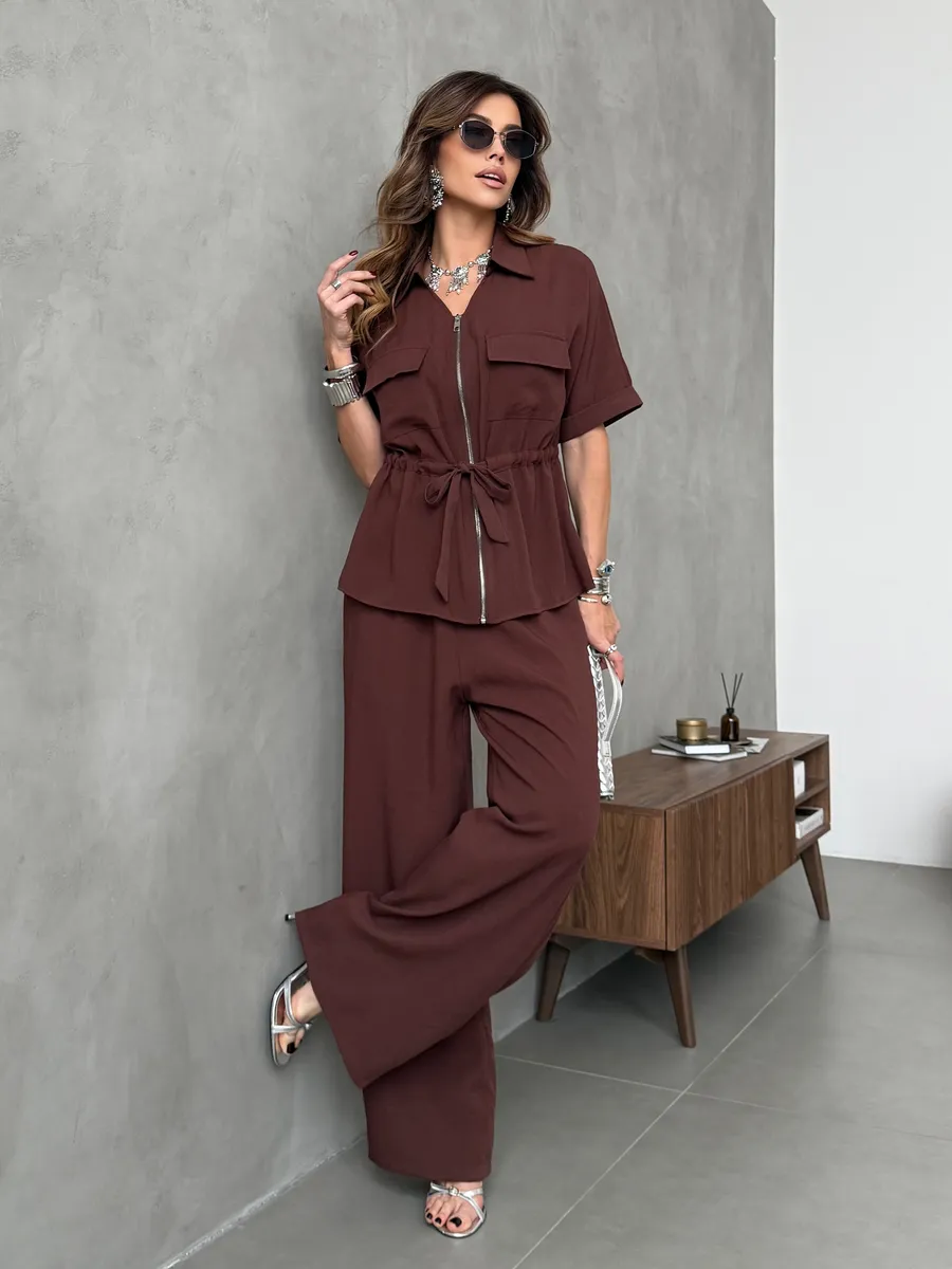 Коричневый костюм с брюками палаццо и рубашкой на молнии