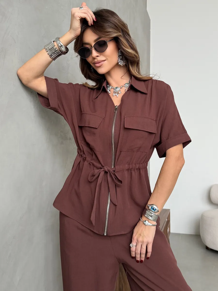 Коричневый костюм с брюками палаццо и рубашкой на молнии