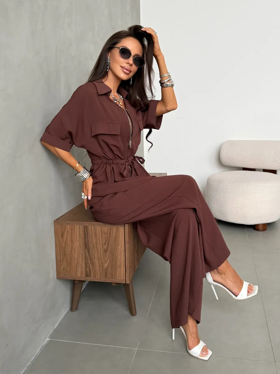 Коричневый костюм с брюками палаццо и рубашкой на молнии