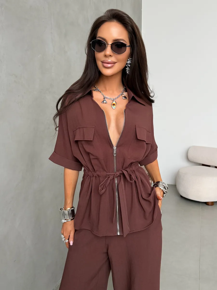 Коричневый костюм с брюками палаццо и рубашкой на молнии