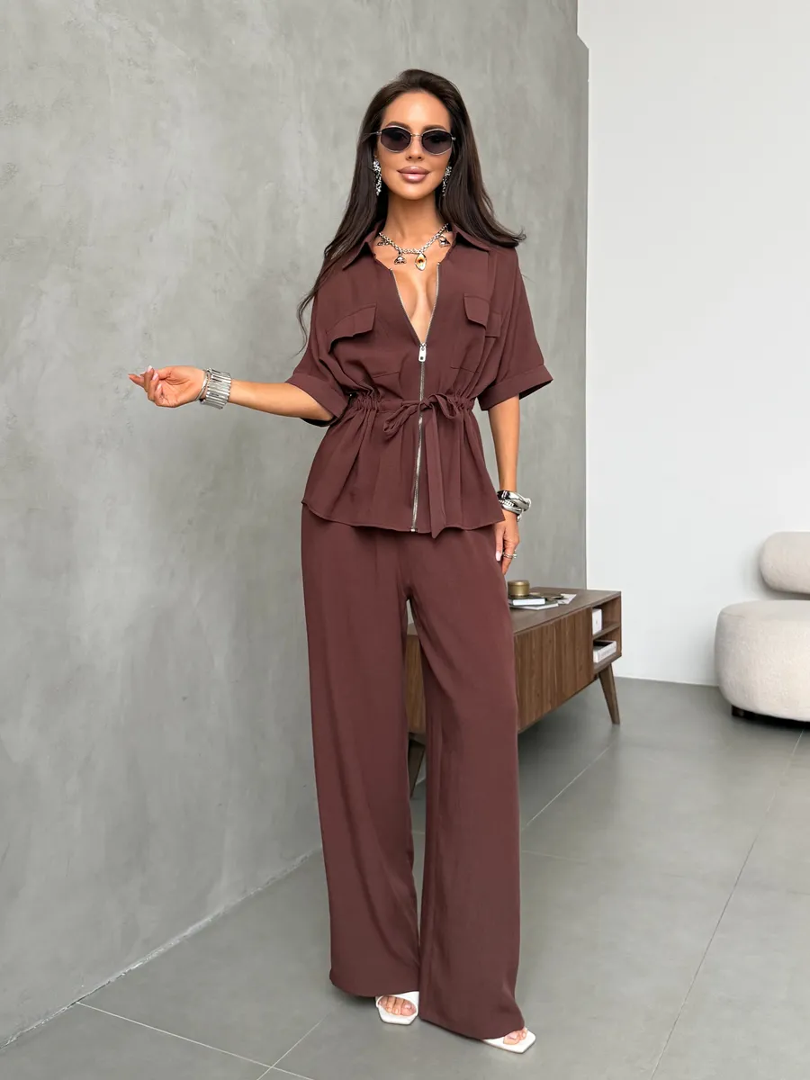 Коричневый костюм с брюками палаццо и рубашкой на молнии