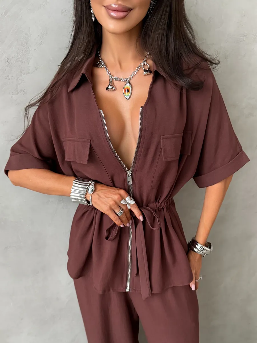 Коричневый костюм с брюками палаццо и рубашкой на молнии