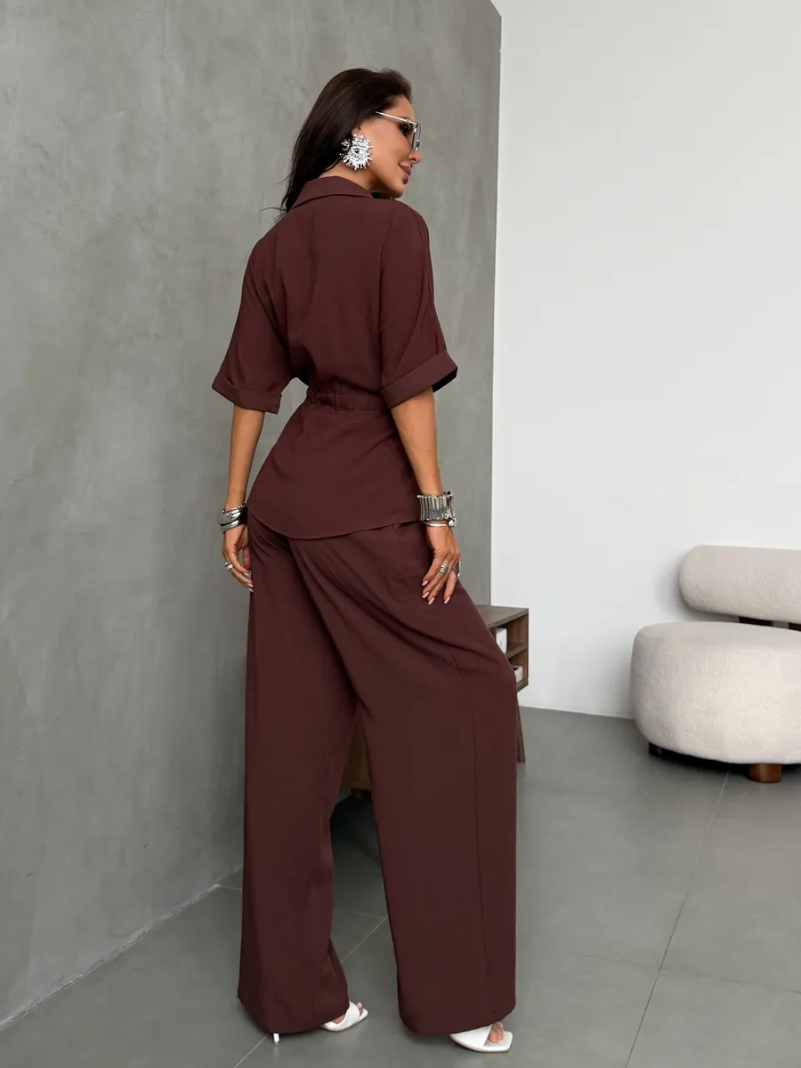 Коричневый костюм с брюками палаццо и рубашкой на молнии