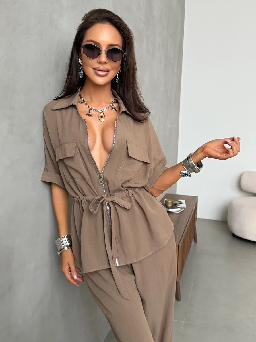 Капучино костюм с брюками палаццо и рубашкой на молнии