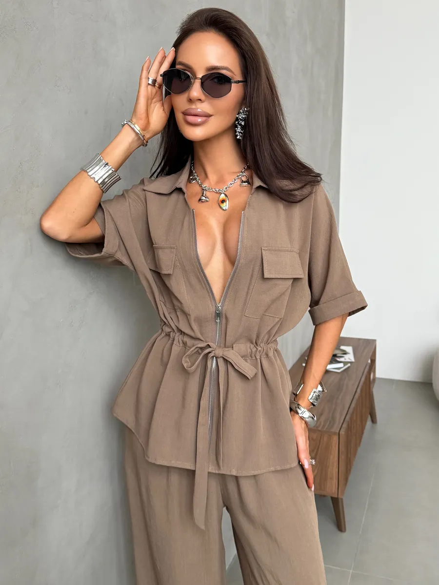 Капучино костюм с брюками палаццо и рубашкой на молнии