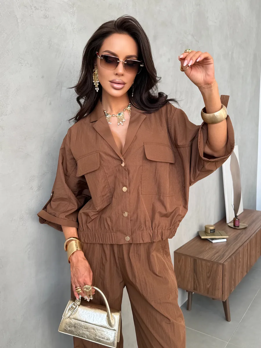 Коричневый летний брючный костюм офисный с рубашкой