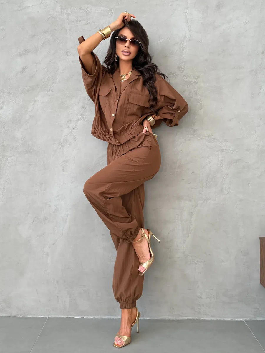 Коричневый летний брючный костюм офисный с рубашкой