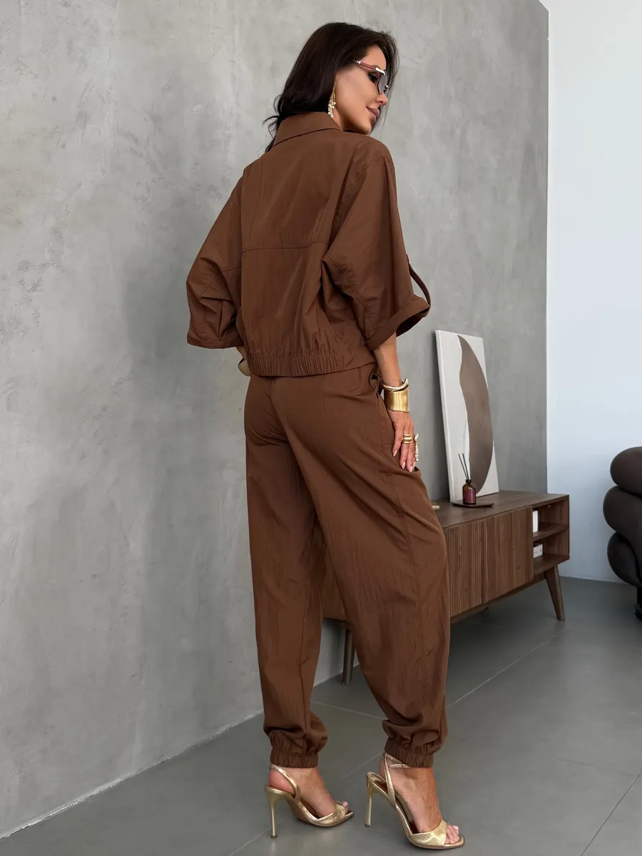 Коричневый летний брючный костюм офисный с рубашкой