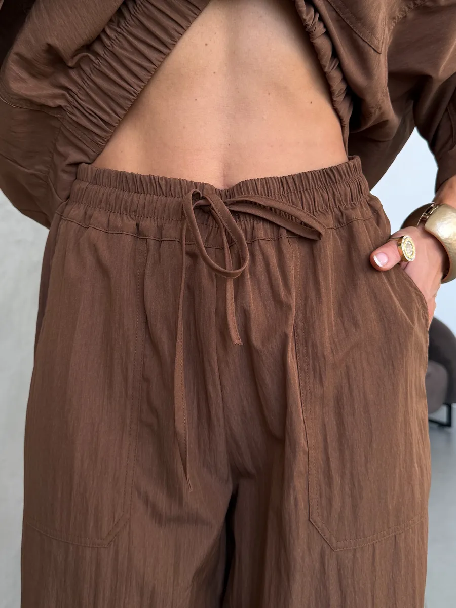 Коричневый летний брючный костюм офисный с рубашкой