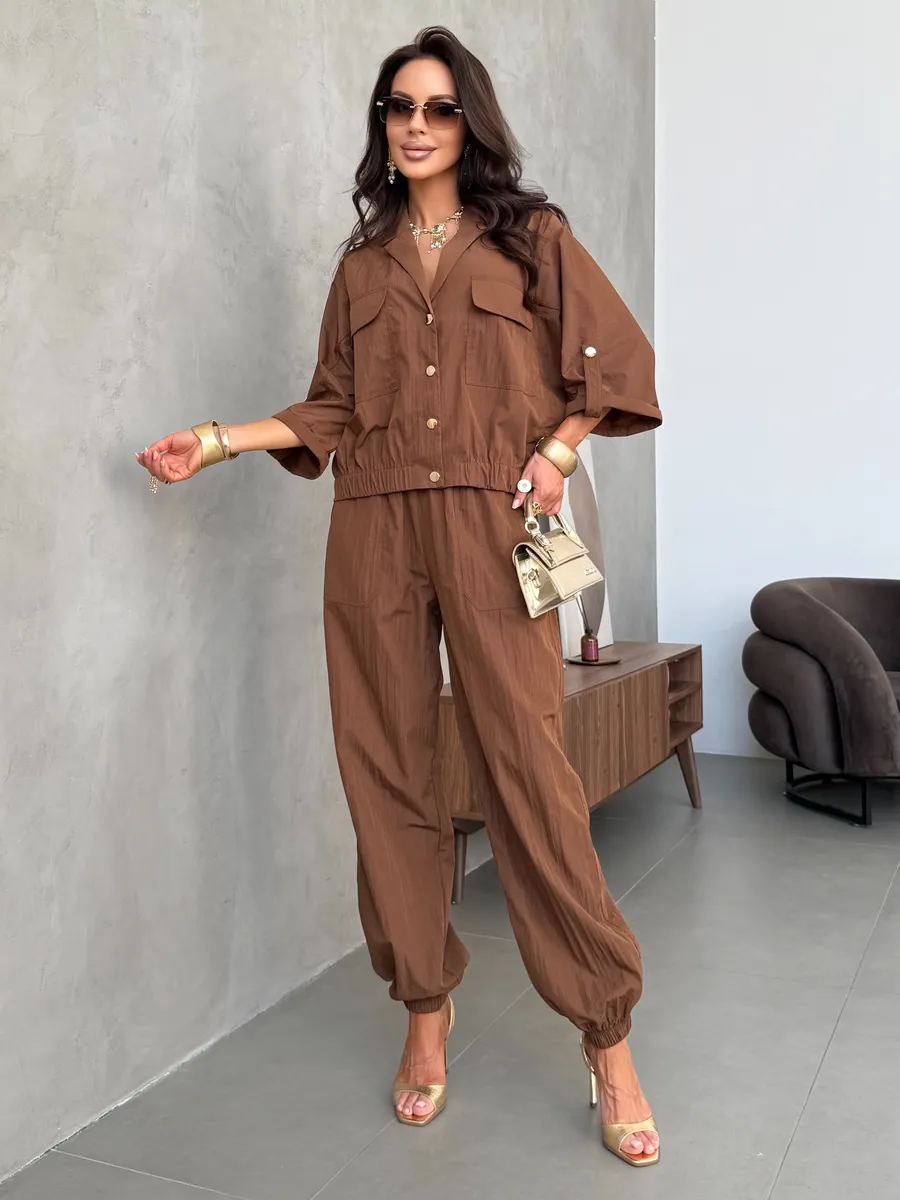 Коричневый летний брючный костюм офисный с рубашкой