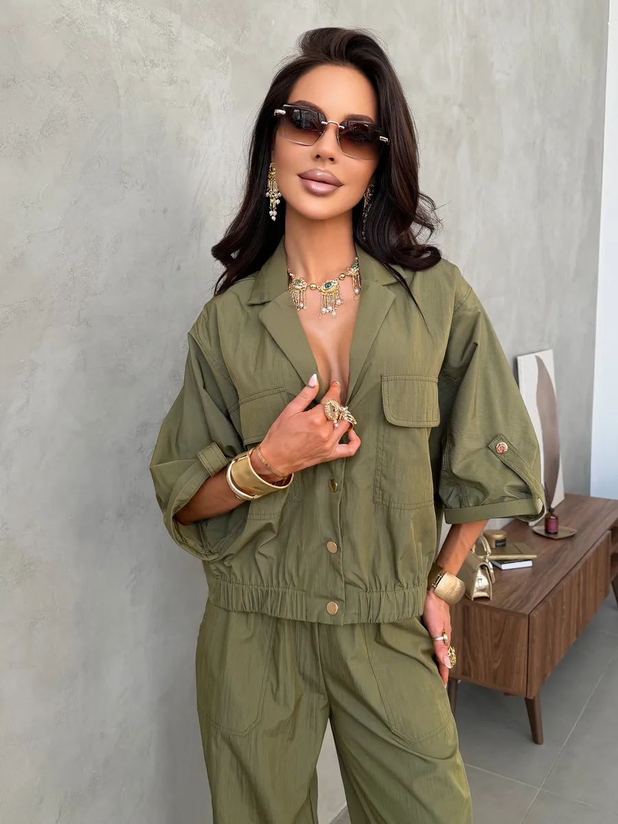 Хаки летний брючный костюм офисный с рубашкой