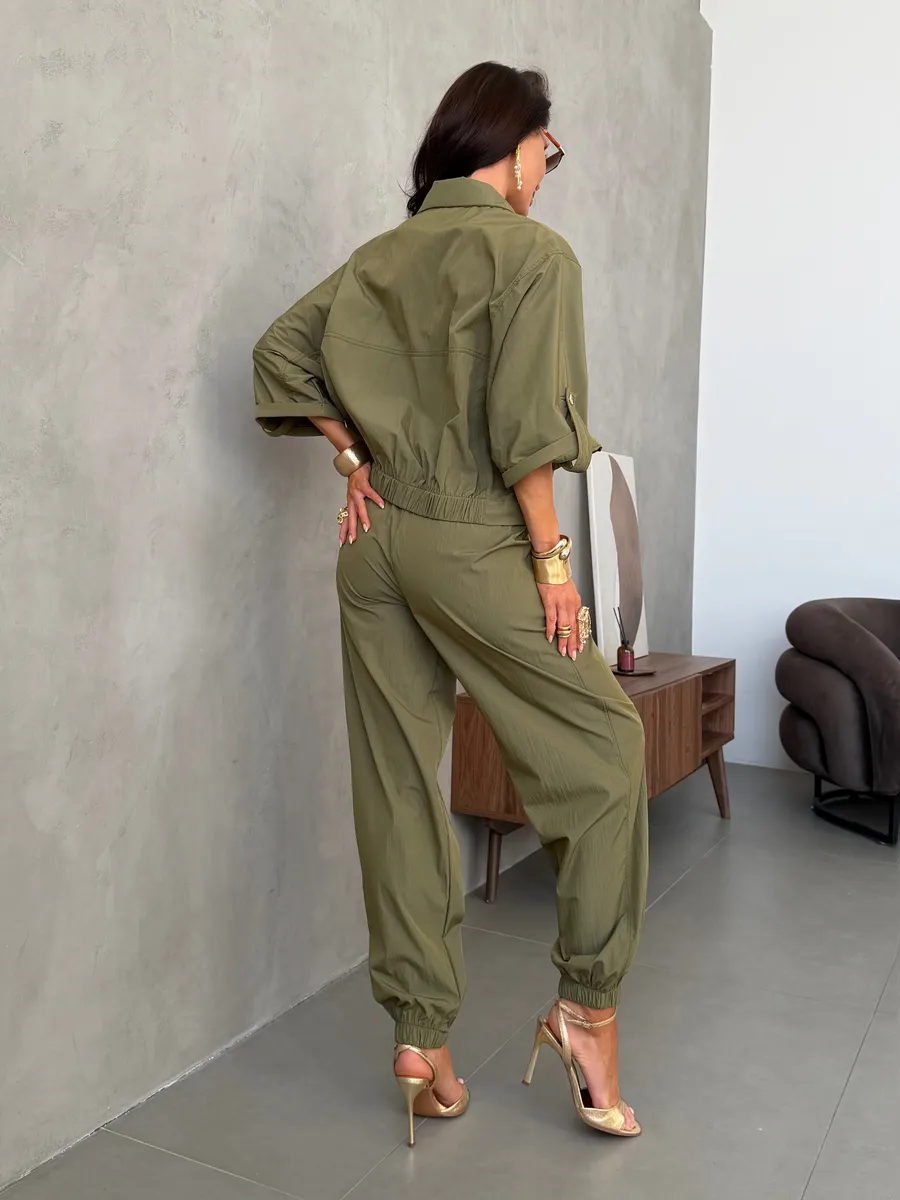 Хаки летний брючный костюм офисный с рубашкой