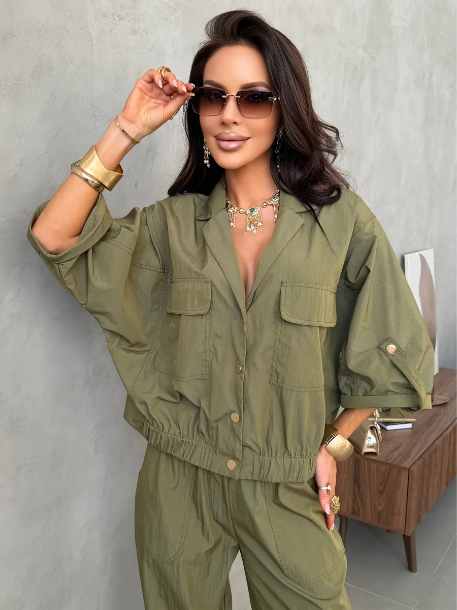 Хаки летний брючный костюм офисный с рубашкой