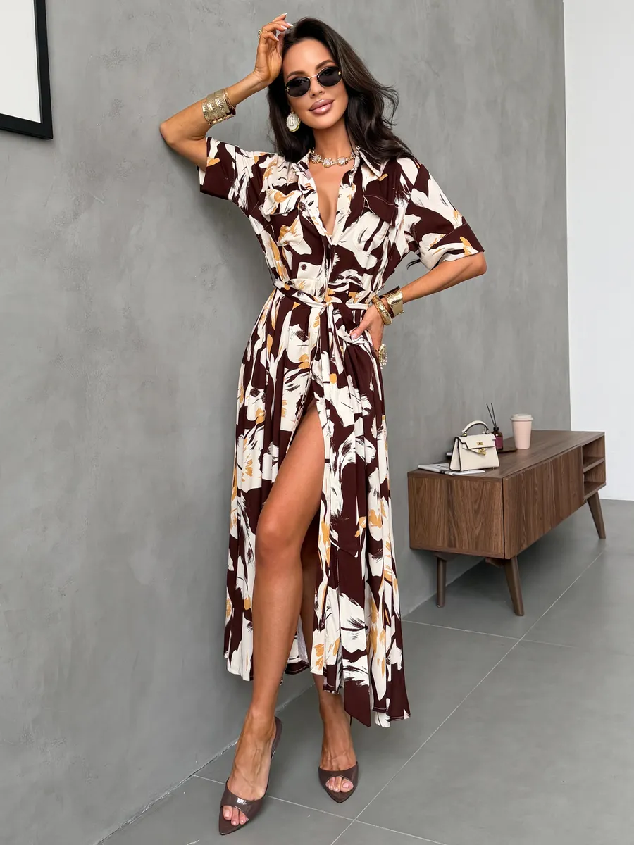 Коричневое платье рубашка летнее миди с ярким принтом и поясом