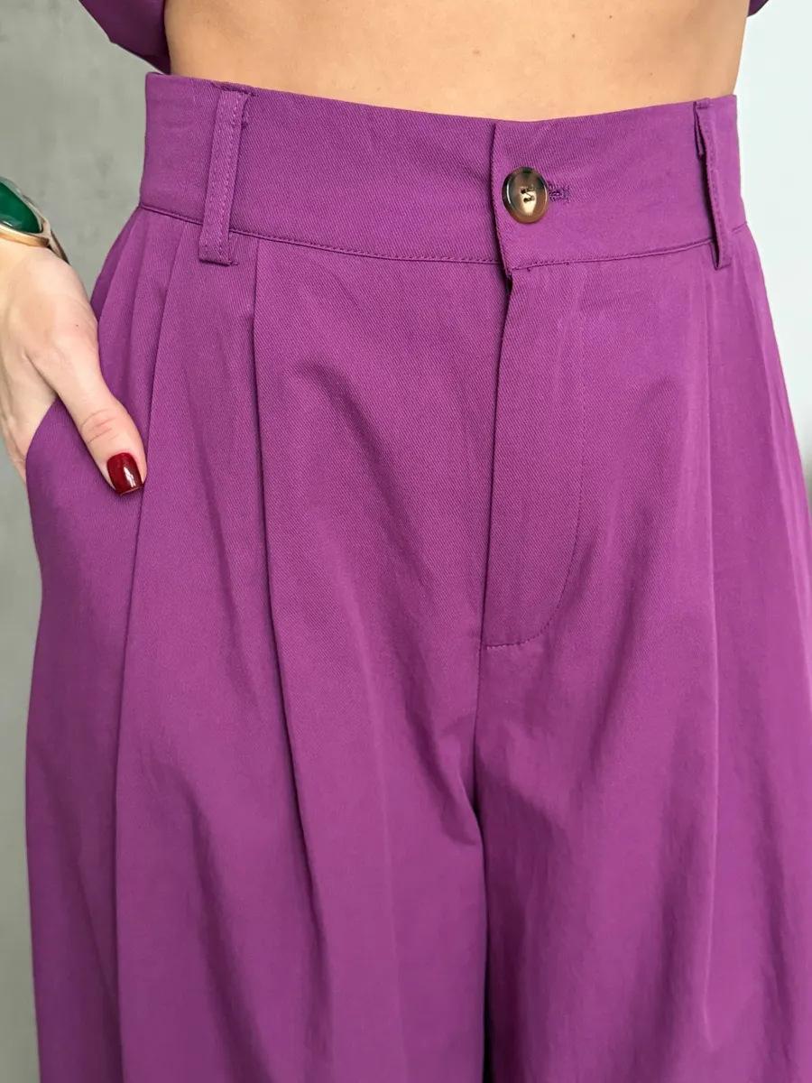 Фиолетовый костюм с брюками палаццо деловой офисный