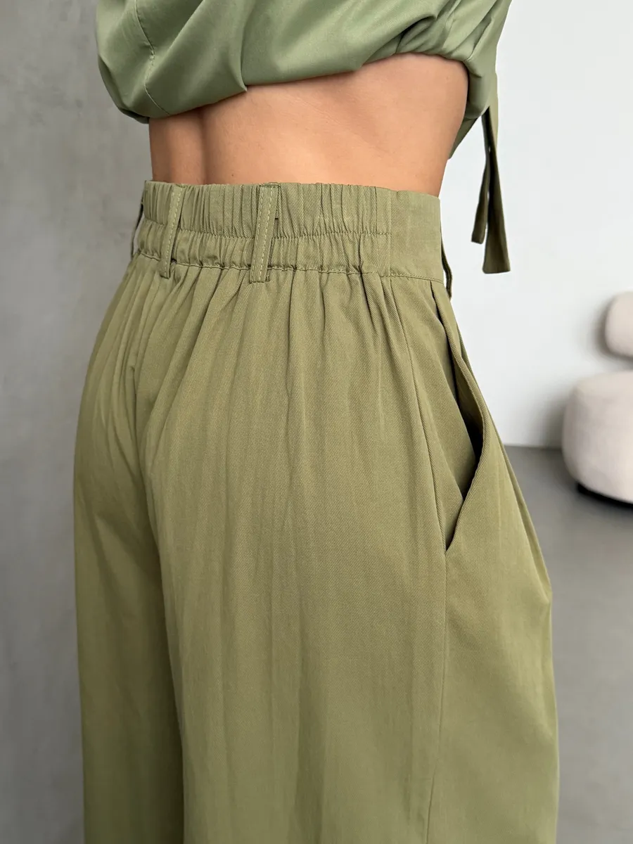 Хаки костюм с брюками палаццо деловой офисный