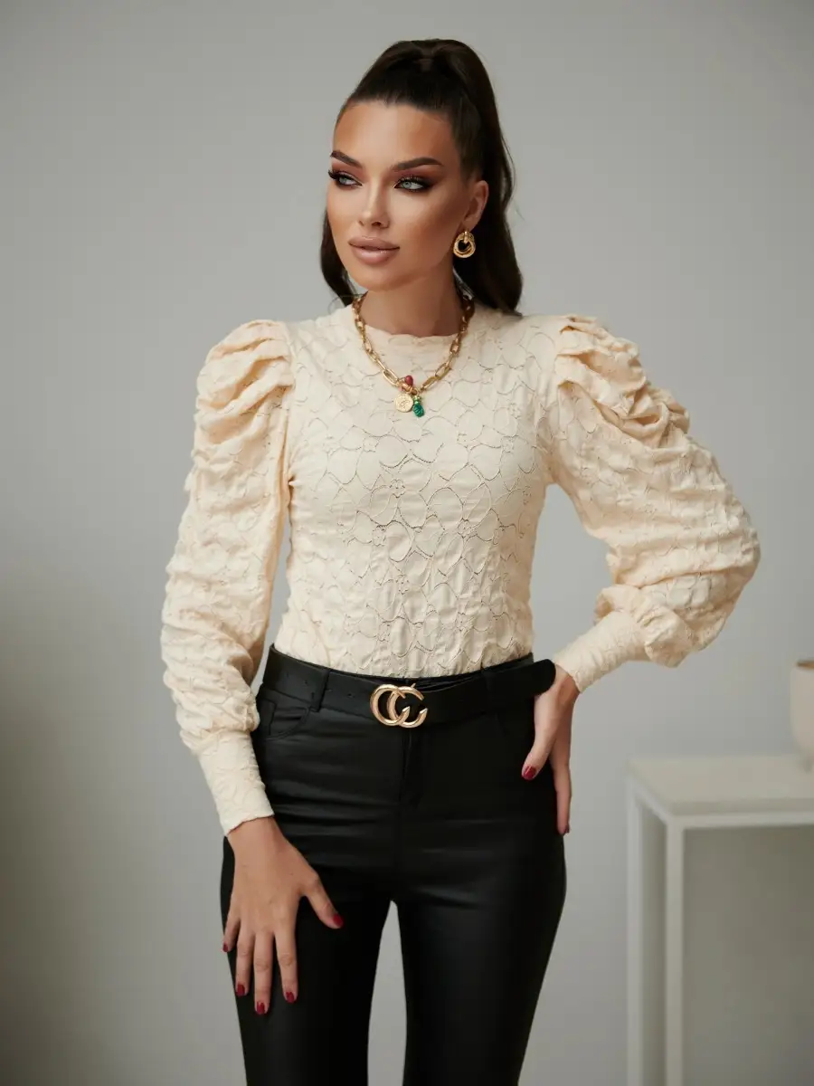 Молочная блузка