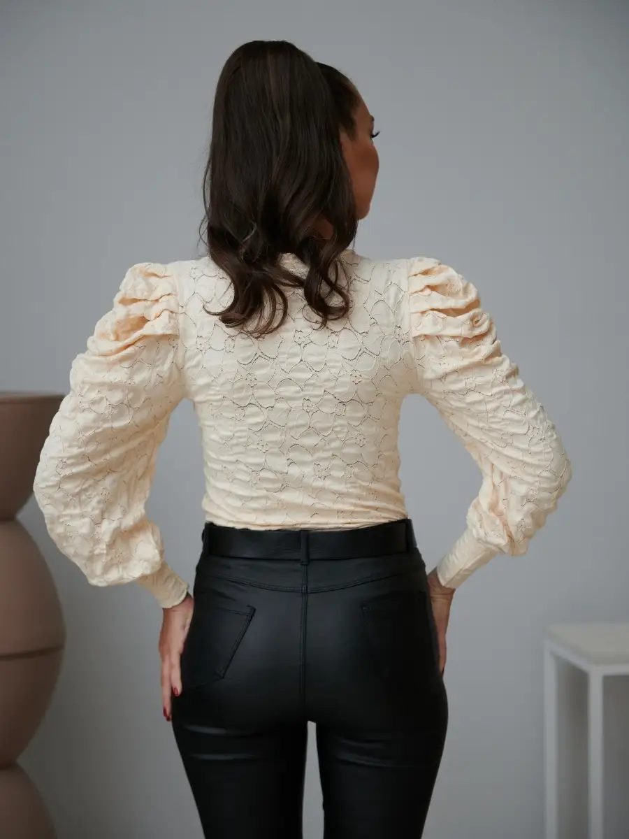 Молочная блузка