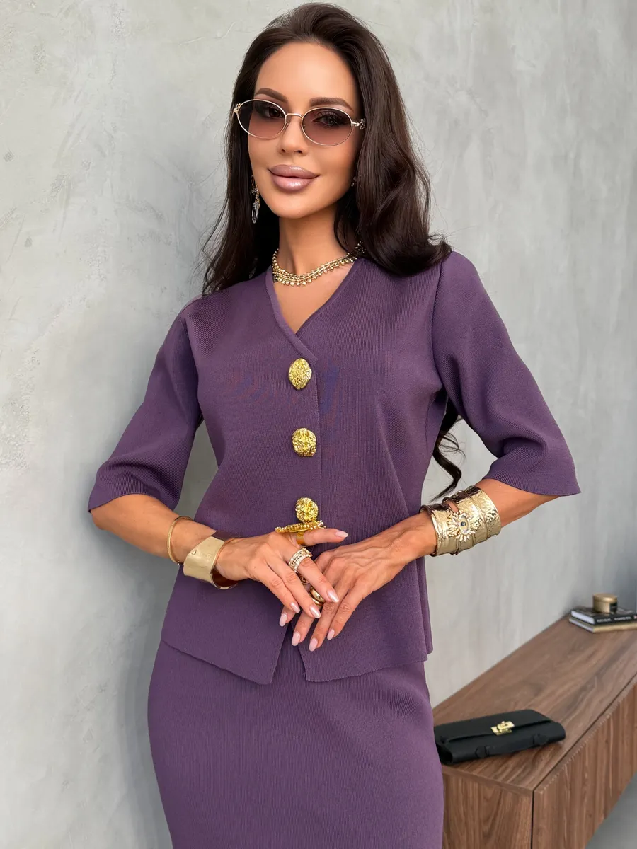 Фиолетовый костюм с юбкой офисный нарядный