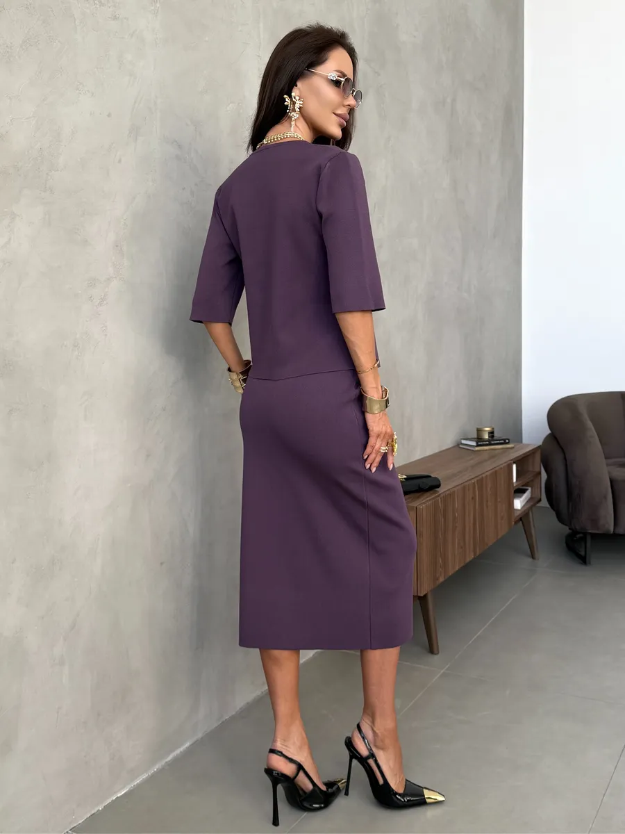 Фиолетовый костюм с юбкой офисный нарядный
