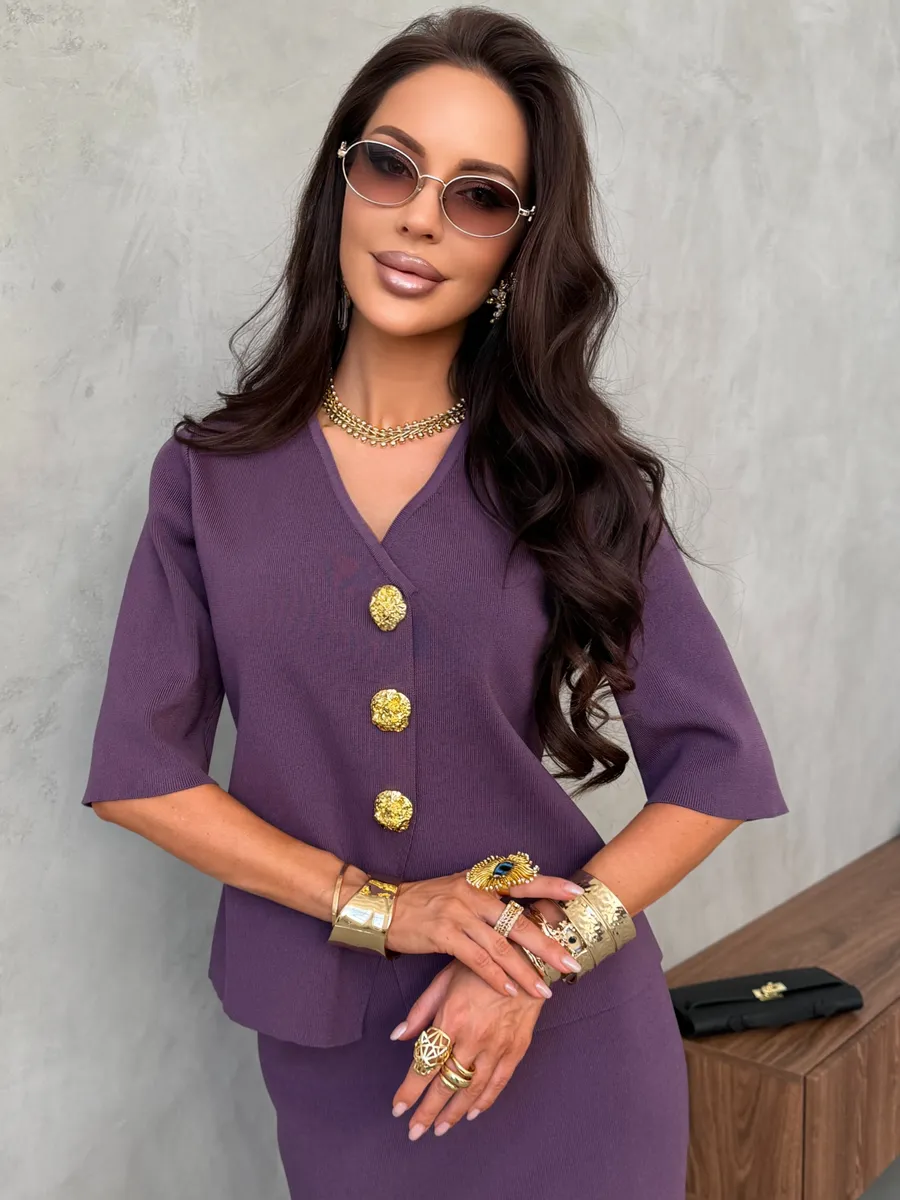 Фиолетовый костюм с юбкой офисный нарядный