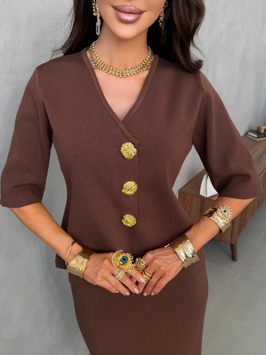 Коричневый костюм с юбкой офисный нарядный