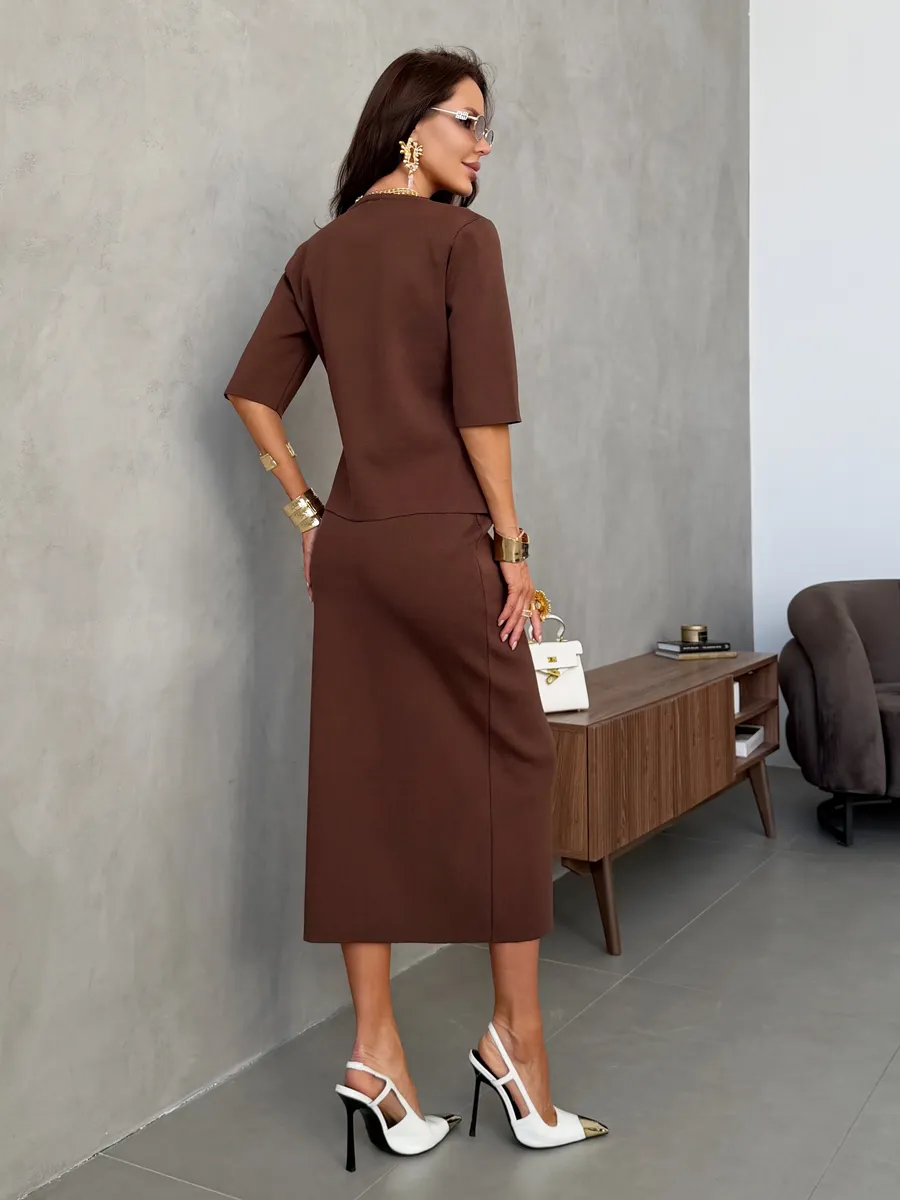 Коричневый костюм с юбкой офисный нарядный