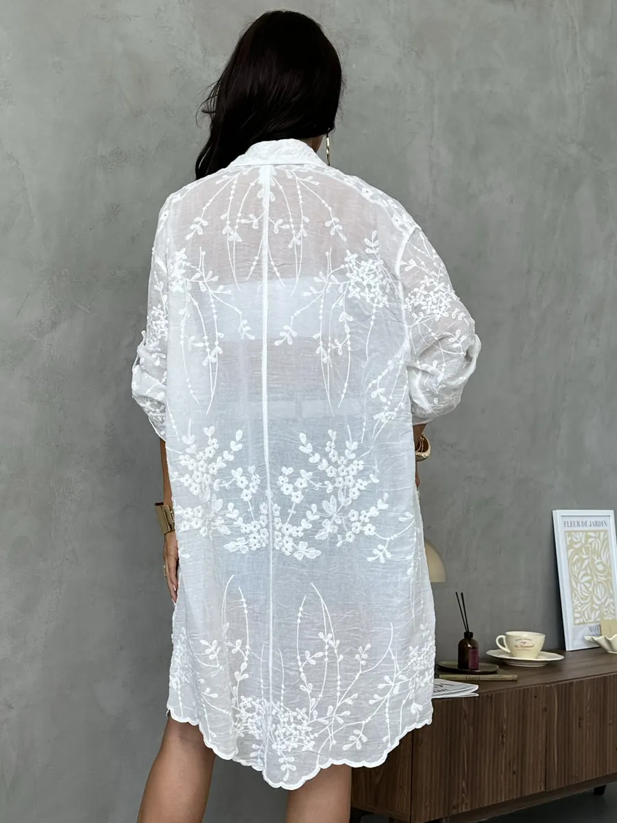 Белая летняя удлиненная рубашка оверсайз хлопковая с вышивкой