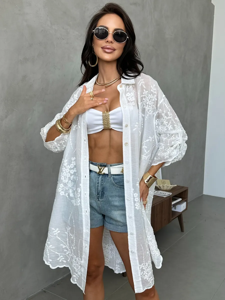 Белая летняя удлиненная рубашка оверсайз хлопковая с вышивкой
