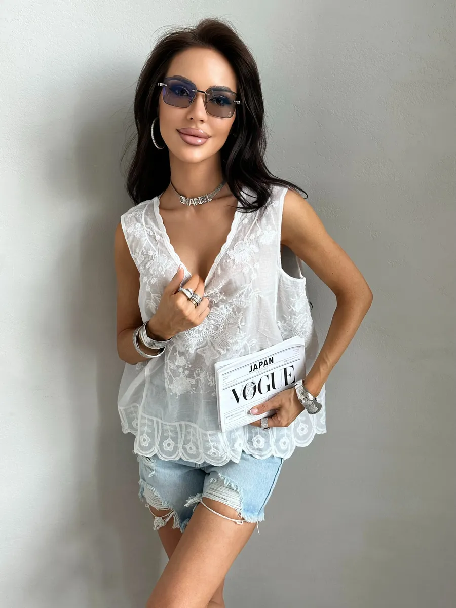 Белый топ блузка летняя нарядная с вышивкой