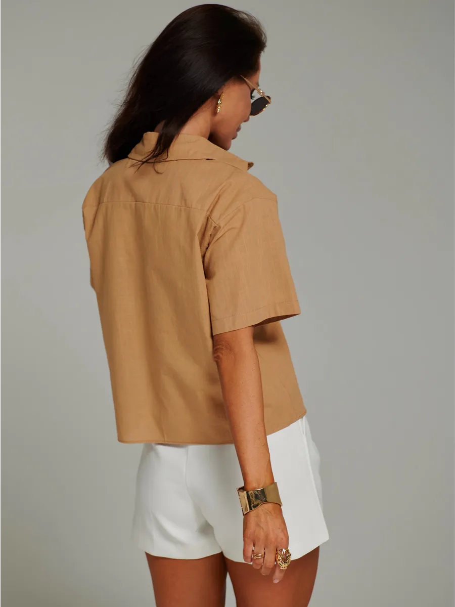 Бежевая рубашка с коротким рукавом
