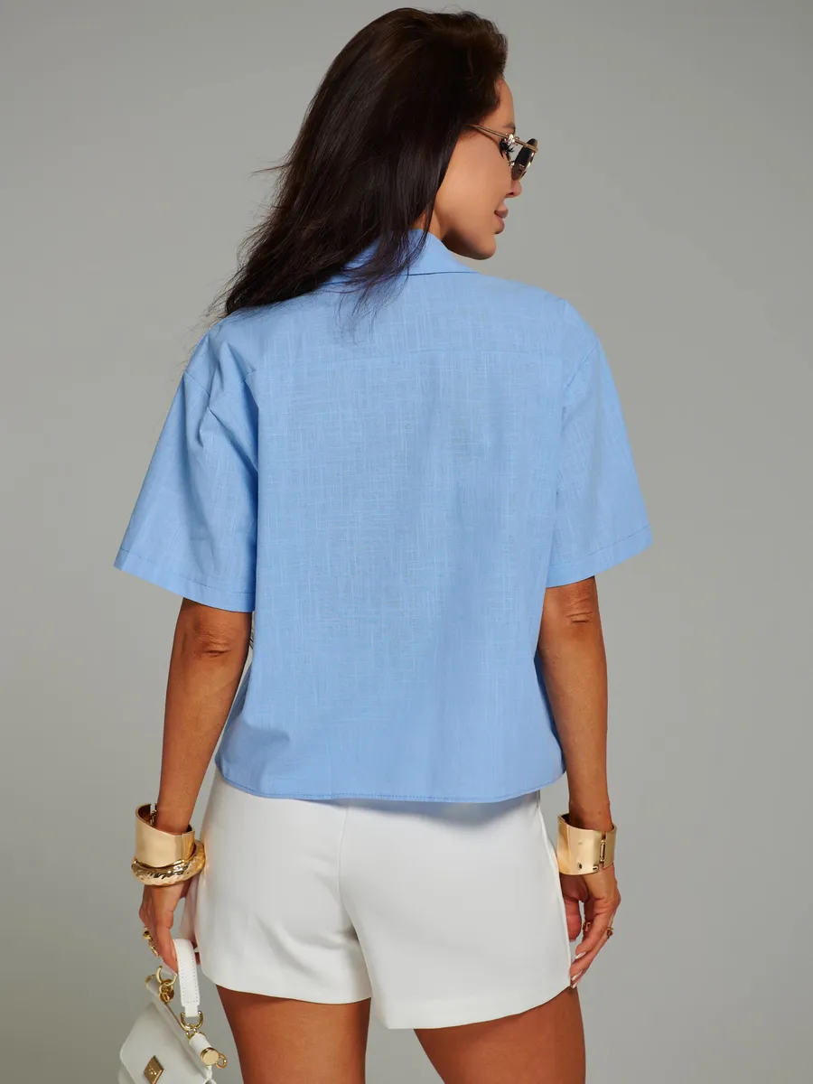 Голубая рубашка с коротким рукавом