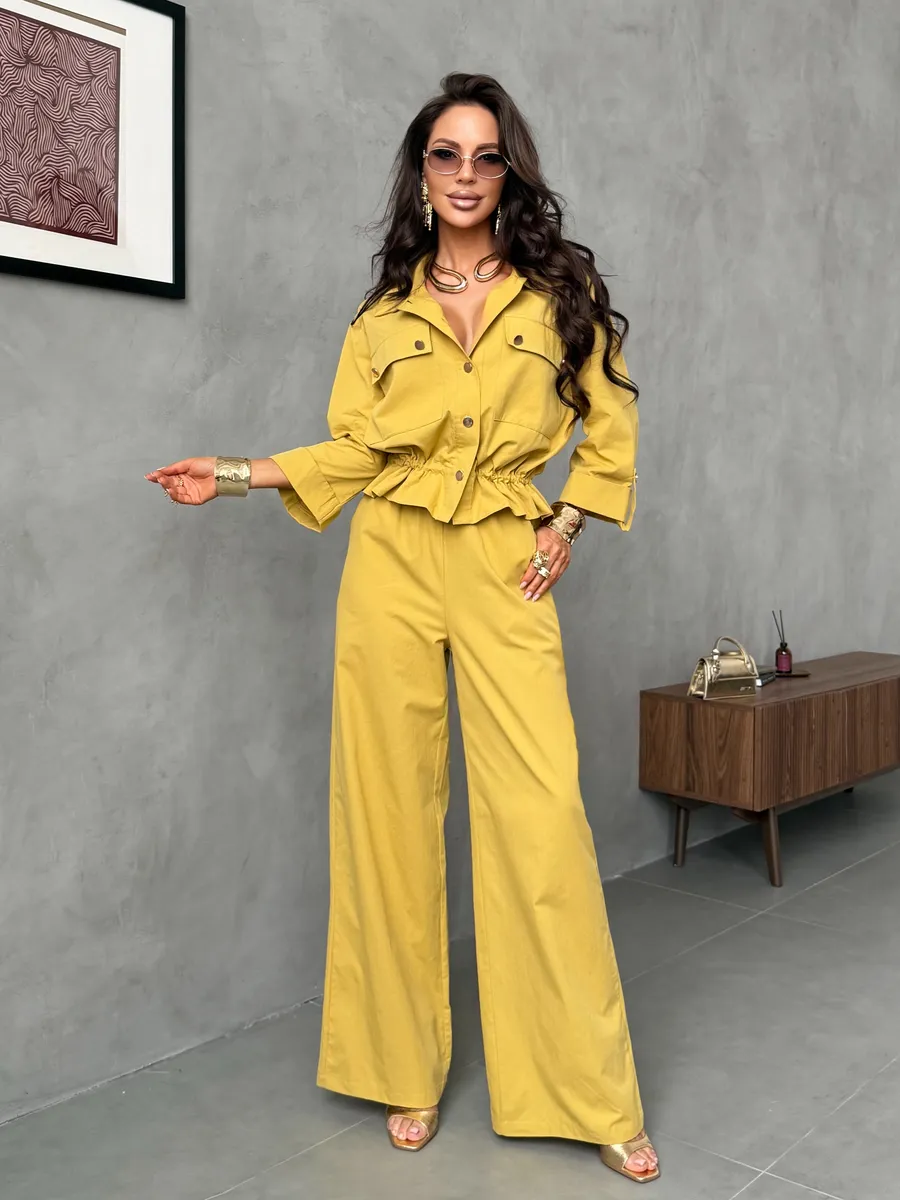 Желтый летний брючный костюм офисный с рубашкой
