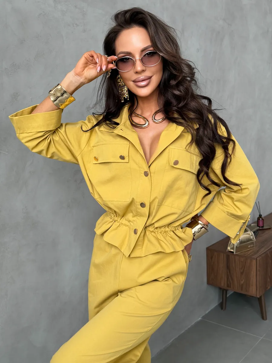 Желтый летний брючный костюм офисный с рубашкой